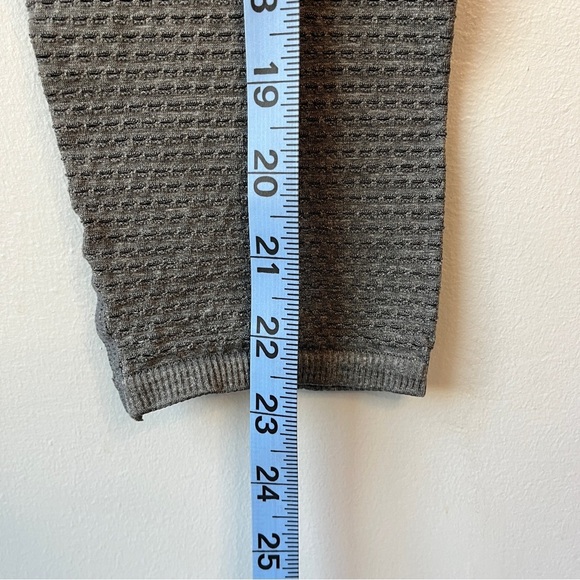 🏷️ 2/$20 Fabletics Seamless Leggings Grey Heather Perforated Leggings - Picture 8 of 10